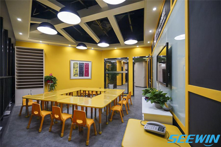 美術(shù)課桌椅